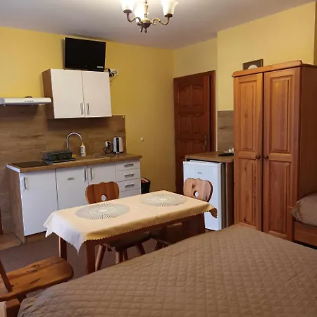 Z Aneksami Kuchennymi U Wiktorii Homestay szállás